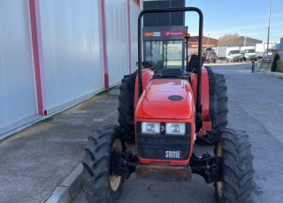 Tractor frutero SAME FRUTETTO 85 II VDT  - 7.000 horas
- 07/2000
- Cambio mecánico 16x16
- Arco de seguridad
- Ruedas en buen estado
- 2 distribuidores traseros  Si buscas un tractor frutero de segunda mano que combine rendimiento y mecánica sencilla, este SAME Frutteto 85 II es la opción ideal para tu explotación. Con 85 CV de potencia y tracción 4x4, este modelo del año 2000 está diseñado para ofrecer la máxima agilidad en cultivos de almendro, olivar y viña. Su configuración destaca por la fiabilidad de su caja de cambios manual 16x16 con inversor mecánico, perfecta para quienes valoran la durabilidad y el bajo mantenimiento frente a la electrónica compleja.