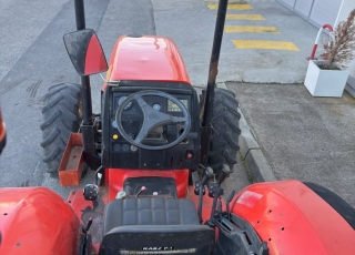 Tractor frutero SAME FRUTETTO 85 II VDT  - 7.000 horas
- 07/2000
- Cambio mecánico 16x16
- Arco de seguridad
- Ruedas en buen estado
- 2 distribuidores traseros  Si buscas un tractor frutero de segunda mano que combine rendimiento y mecánica sencilla, este SAME Frutteto 85 II es la opción ideal para tu explotación. Con 85 CV de potencia y tracción 4x4, este modelo del año 2000 está diseñado para ofrecer la máxima agilidad en cultivos de almendro, olivar y viña. Su configuración destaca por la fiabilidad de su caja de cambios manual 16x16 con inversor mecánico, perfecta para quienes valoran la durabilidad y el bajo mantenimiento frente a la electrónica compleja.
