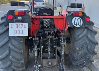 Tractor frutero SAME FRUTETTO 85 II VDT  - 7.000 horas
- 07/2000
- Cambio mecánico 16x16
- Arco de seguridad
- Ruedas en buen estado
- 2 distribuidores traseros  Si buscas un tractor frutero de segunda mano que combine rendimiento y mecánica sencilla, este SAME Frutteto 85 II es la opción ideal para tu explotación. Con 85 CV de potencia y tracción 4x4, este modelo del año 2000 está diseñado para ofrecer la máxima agilidad en cultivos de almendro, olivar y viña. Su configuración destaca por la fiabilidad de su caja de cambios manual 16x16 con inversor mecánico, perfecta para quienes valoran la durabilidad y el bajo mantenimiento frente a la electrónica compleja.